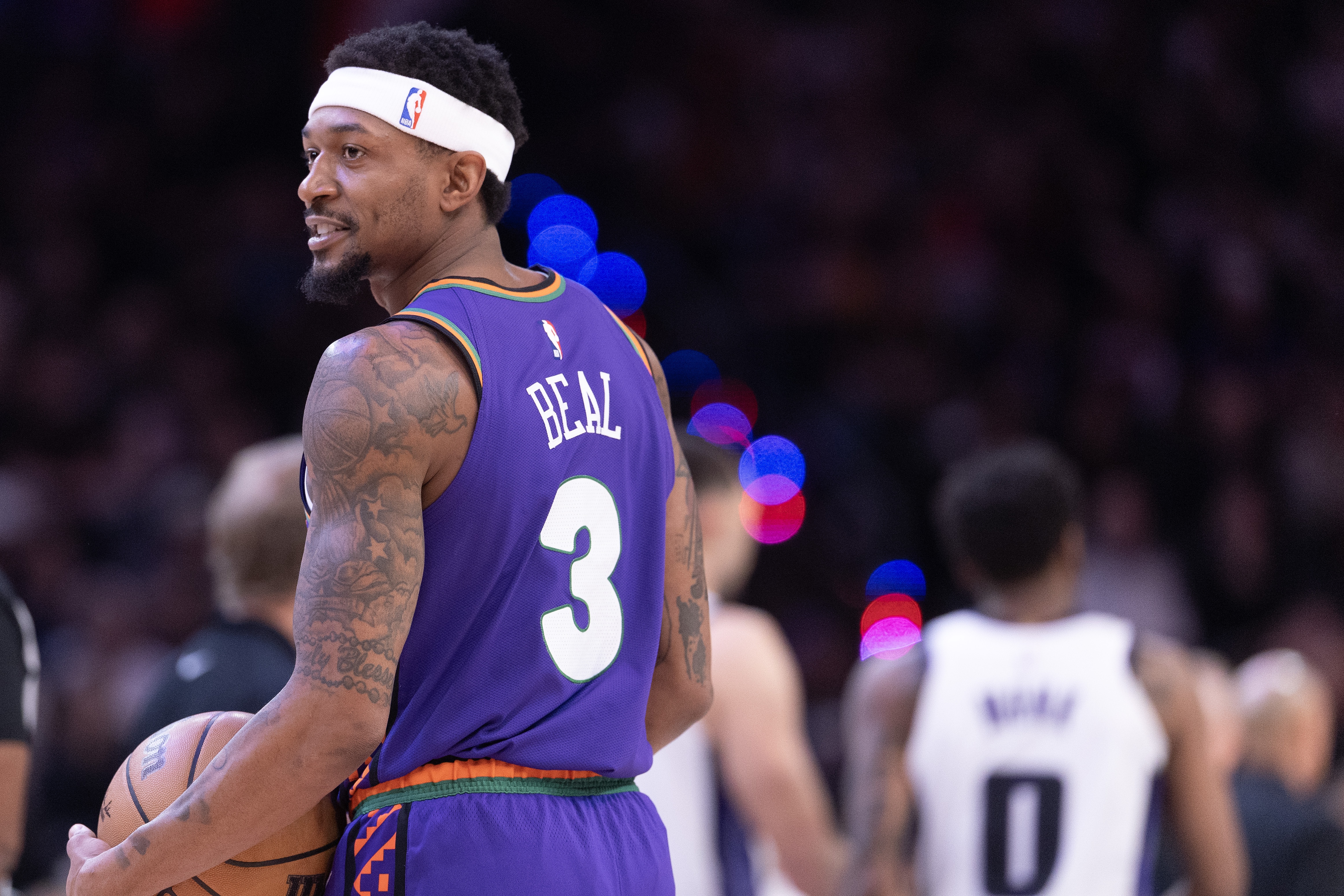 起飞？美记：密切关注！快船有机会签下比尔并迎回最后一舞的保罗