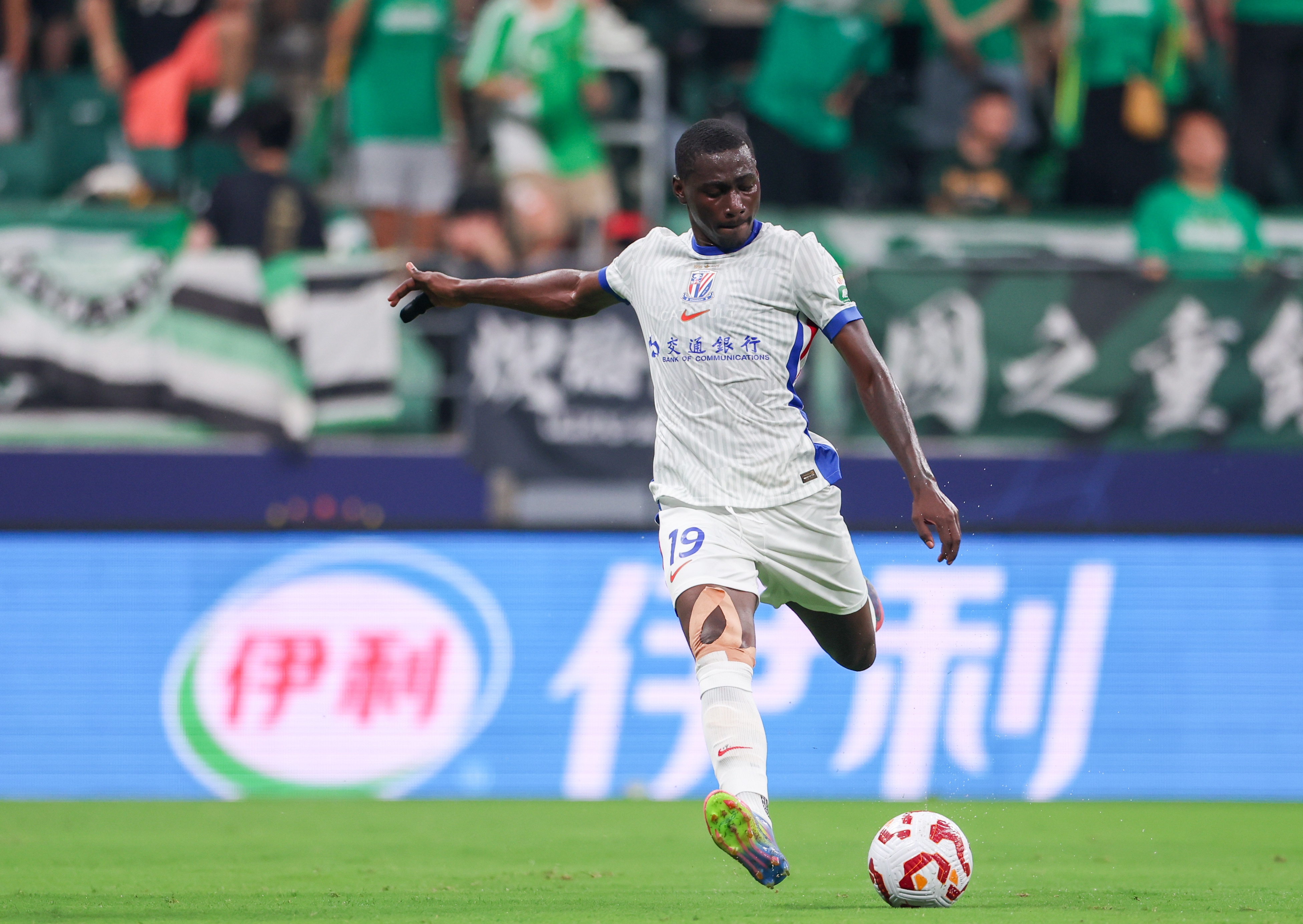 开云下载-足球报谈申花哑火：杨皓宇难替代特谢拉，阿苏埃和路易斯不来电