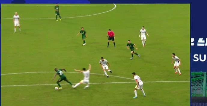 kaiyun.com-中超争议判罚！法比奥造点，三镇球员集体不满，VAR介入5分钟