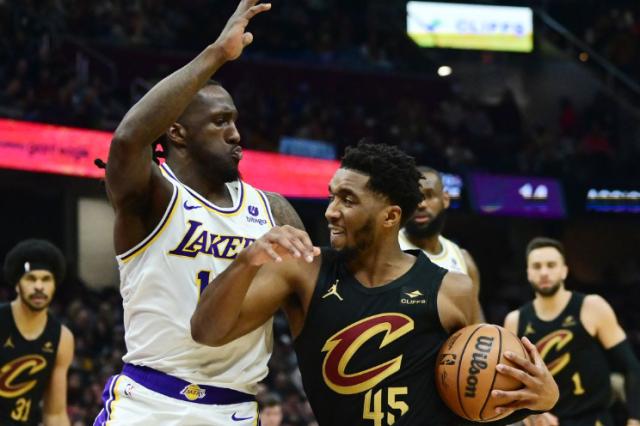 开云官网-米切尔回归首战末节哑火 湖人奇兵成防守关键