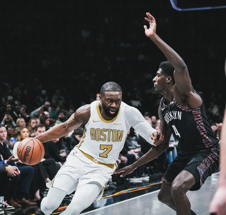 开云APP-鏖战双加时逆转！布朗27+12+10创4纪录 赛后吐槽缺乏助力扎心鸭王