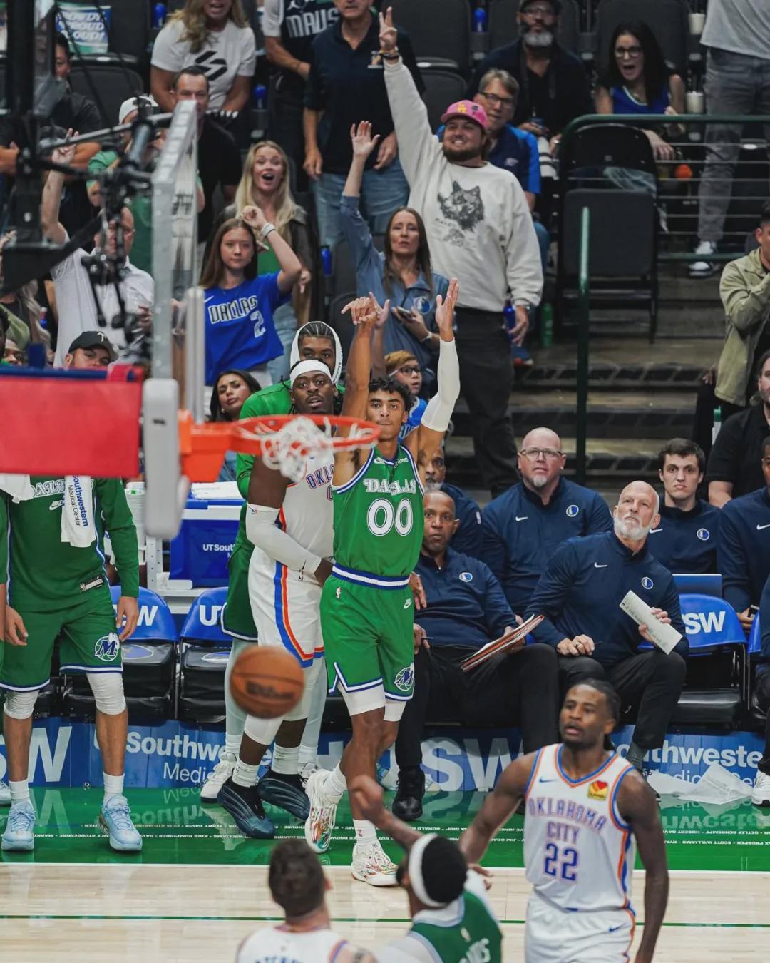 连续四场爆发！24+21+26+22！浓眉成了交易添头？