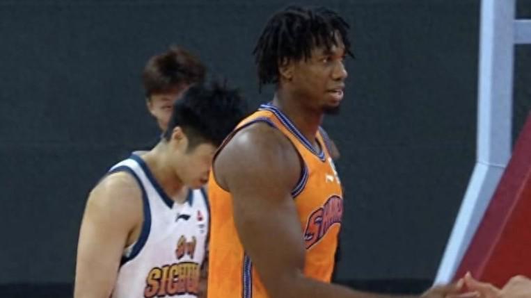 开云官网-洛夫顿31分上海战胜广东闯进杯赛四强，赛季三杀打服广东