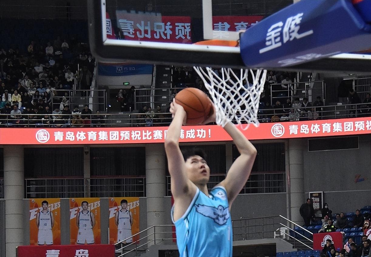 开云APP-7分险胜！青岛男篮力克广州 首发齐上双+米奇两双 郭艾伦空砍25分
