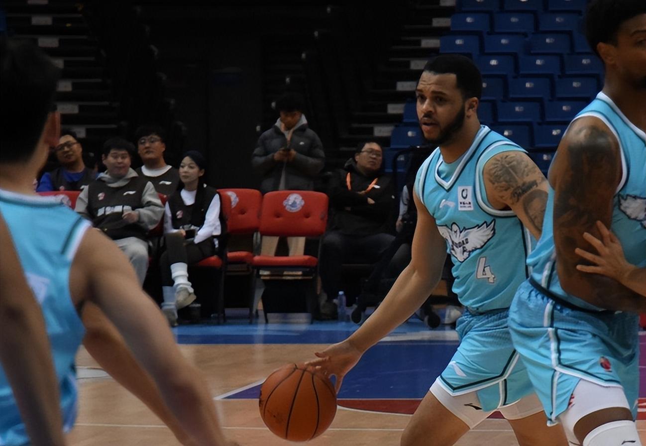 开云APP-7分险胜！青岛男篮力克广州 首发齐上双+米奇两双 郭艾伦空砍25分