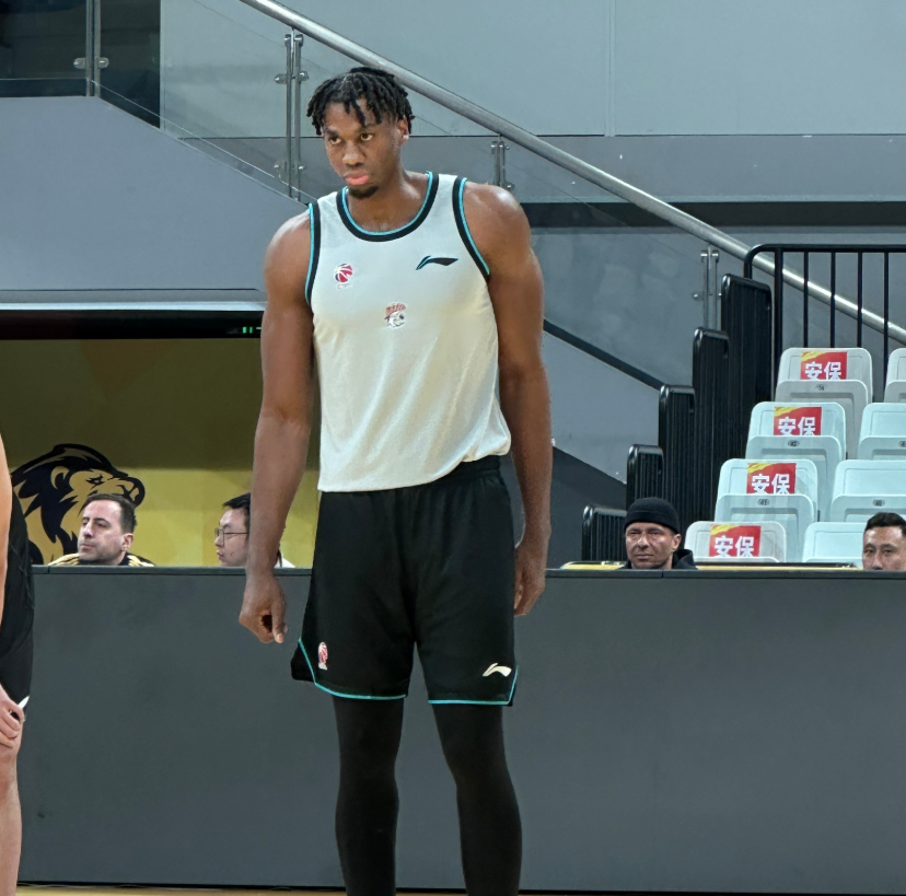 开云官网-上海热身险胜广厦！李添荣复出三分6中6，白边统治篮下！