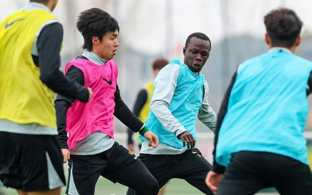 开云下载-过了国安这关，泰山队冲击5连胜，段刘愚等待机会 克雷桑冲击孔特