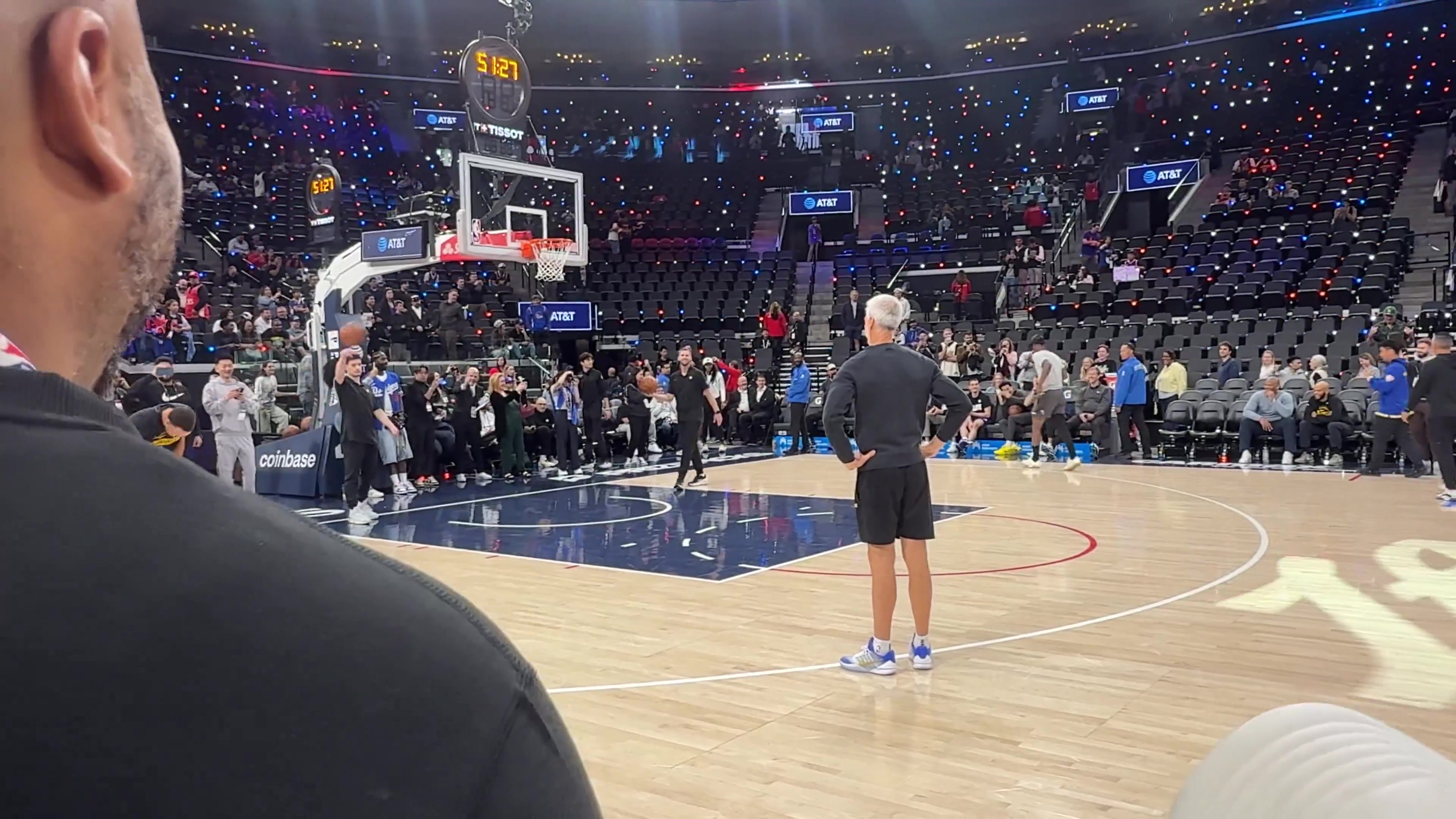 开云APP-真的好队友！大伤的巴特勒随队出征 三分三不沾逗笑库里