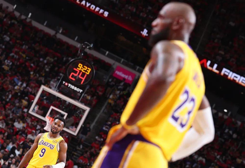 kaiyun.com-一场112-108让雷霆无奈了！湖人逆转詹姆斯创历史，火箭即将淘汰